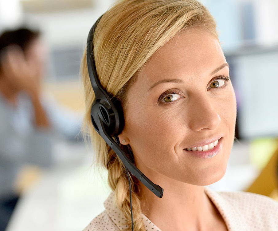 Freundliche Kundendienstmitarbeiterin am Telefon