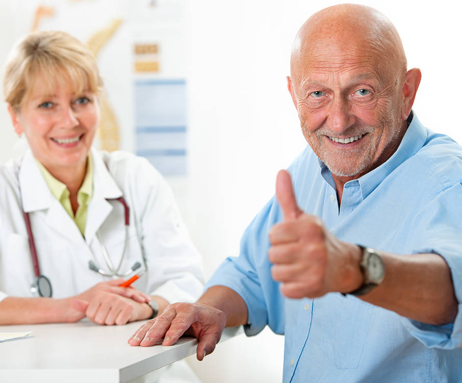 Aerztin und zufriedener Patient